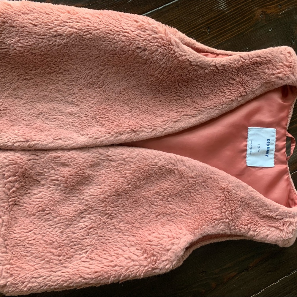 Old Navy girls fuzzy vest. Great condition size 6-7.